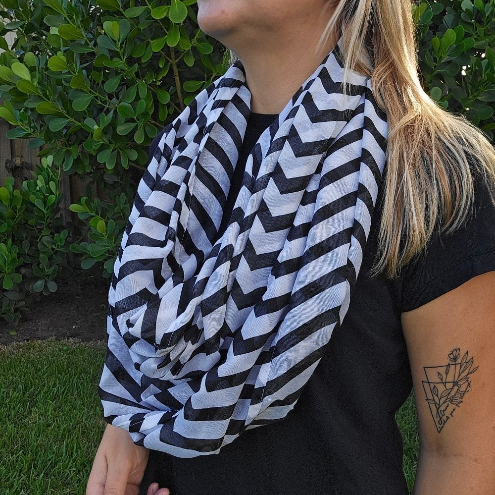 Full Circle Exchange Black White Chevron Infinity Scarf NWOT